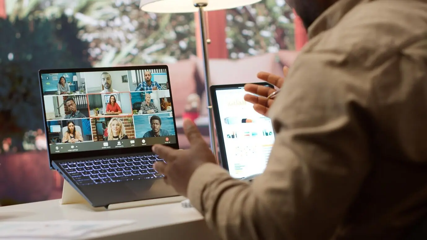 Владелец бизнеса представляет инвесторам отчёты с финансовыми данными.