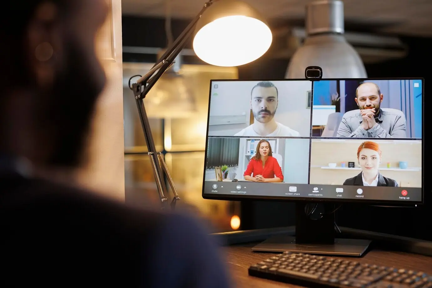 Менеджер обсуждает финансовый график с коллегами, работающими удалённо.